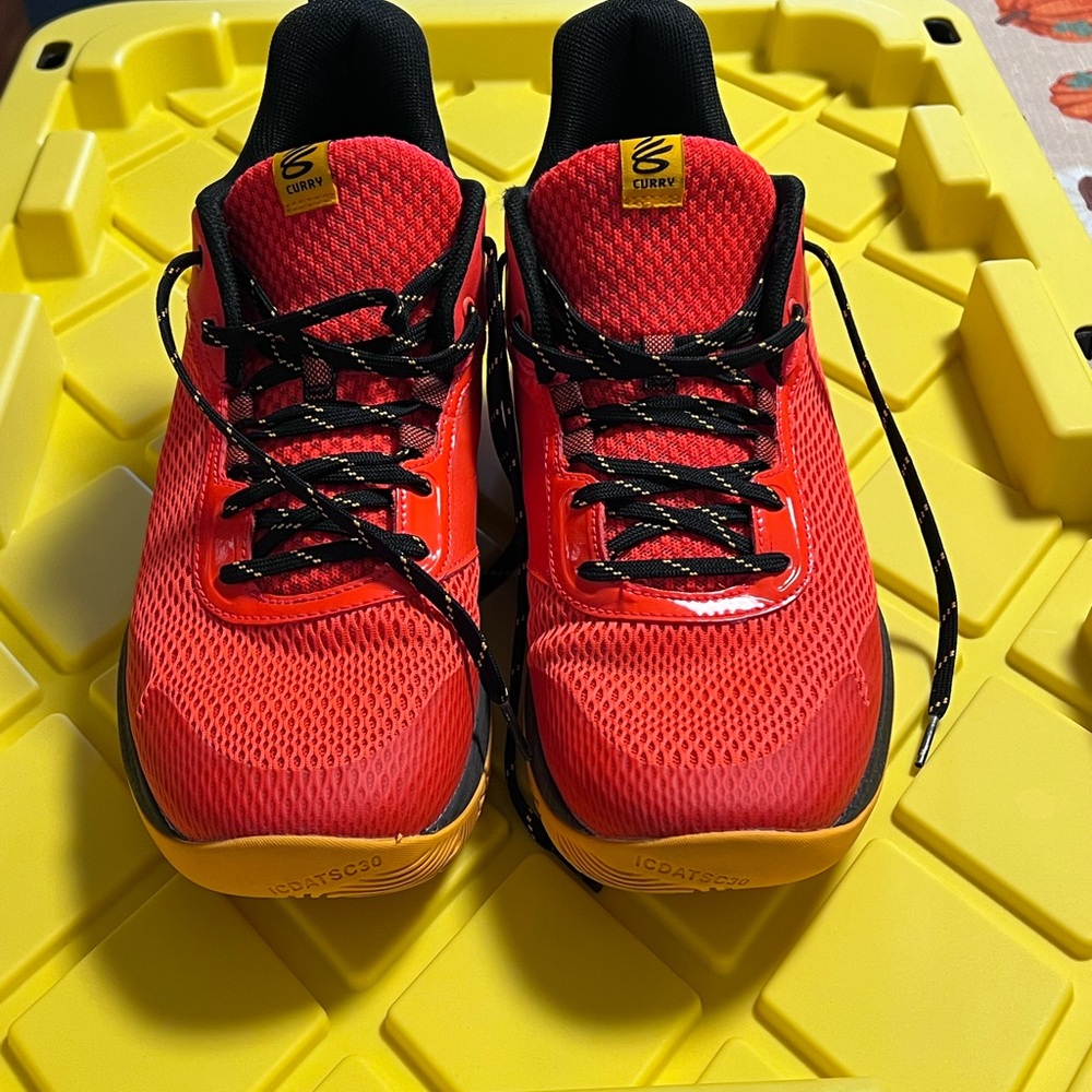 Mens size 12 Under Armour Curry Basketball shoes